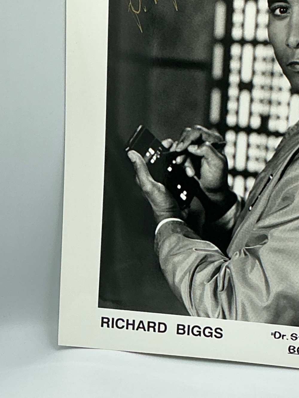 Richard Biggs Signed Dr Stephen Franklin Babylon 5 8x10 Photo Autograph B&W - Picture 5 of 7